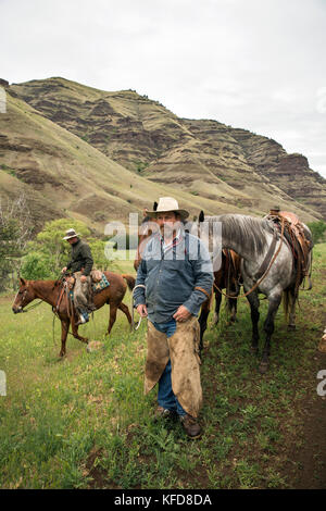Usa, Oregon, Joseph, Cowboys todd Nash und Cody Ross für ein Vieh vorbereiten Nach oben Big Sheep Creek Stockfoto