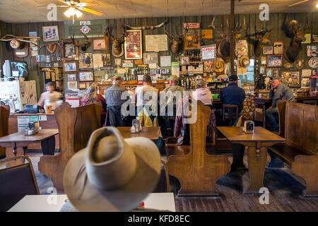 USA, Oregon, Imnaha, Cowboys Todd Nash und Cody Ross Mittagessen im imnaha Store und Taverne, Nordostoregon Stockfoto