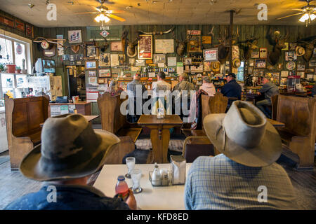 USA, Oregon, Imnaha, Cowboys Todd Nash und Cody Ross Mittagessen im imnaha Store und Taverne, Nordostoregon Stockfoto