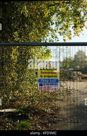 Gefahr Abriss in Arbeit Schild an temporären Stahlzaun angebracht Auf der Abbruchstelle in Bury lancashire uk Stockfoto