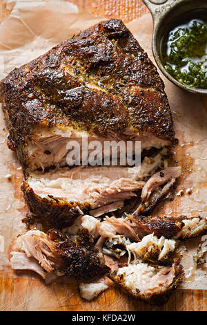 Italienische Schweinebauch mit Kräuter Dressing Stockfoto