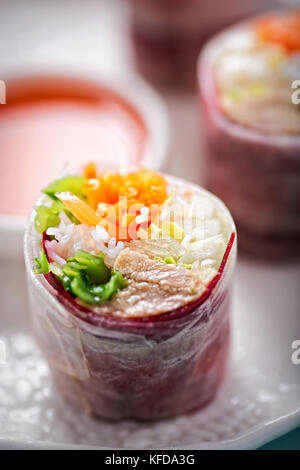 Vietnamesischen stil Schweinefleisch Salat beißt in mooli Bänder mit Sweet Chili Sauce Stockfoto