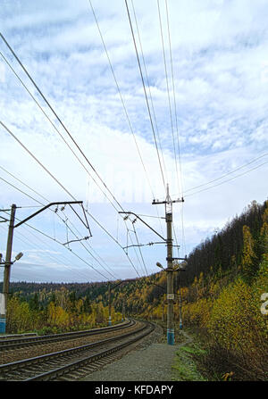 Der Abschnitt der transsibirischen Eisenbahn in Russland zwischen Perm und Jekaterinenburg, die durch eine hügelige Herbst Bereich Stockfoto