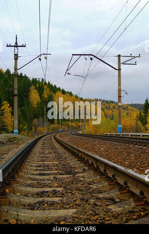 Der Abschnitt der transsibirischen Eisenbahn in Russland zwischen Perm und Jekaterinenburg, die durch eine hügelige Herbst Bereich Stockfoto