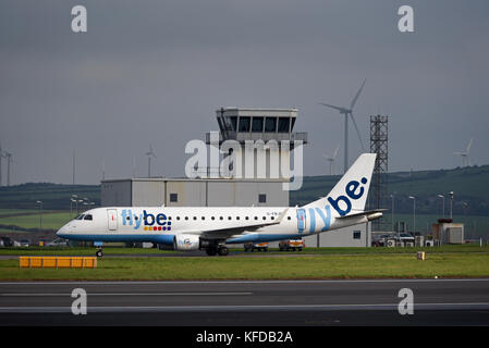 Flybe Embraer ERJ170 200 G-FBJD fährt am Flugsicherungsturm am Cornwall Airport Newquay vorbei Stockfoto