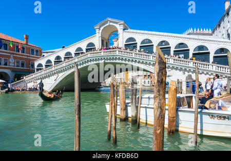 Italien Venedig Italien Gondelfahrt Italien Venedig Canal Grande Venedig Italien Boote mit Touristen in der Nähe von Rialtobrücke Venedig Italien EU Europa Stockfoto