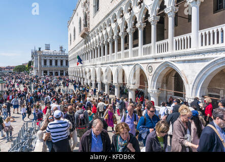 Venedig Italien Venedig besetzt Massen von Touristen Venedig besuchen von Kreuzfahrtschiffen Riva degli Schiavoni Promenade in der Nähe von Dogenpalast Venedig Italien EU Europa Stockfoto