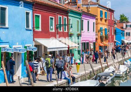 Venedig Italien Venedig bunte Häuser und Geschäfte an einem Kanal auf der Insel Burano Venedig Lagune Metropolitan Stadt Venedig Italien EU Europa Stockfoto