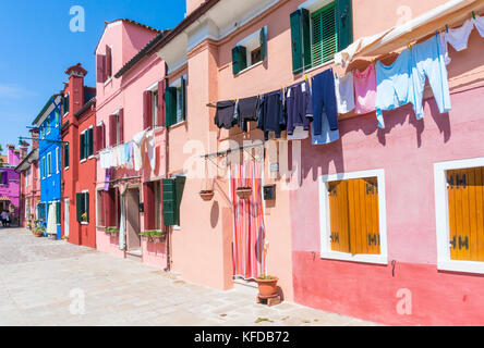 VENEDIG ITALIEN VENEDIG Bunte Häuser mit Waschmaschinen, die draußen hängen Die Insel Burano Lagune von Venedig Metropolstadt von Venedig Italien EU Europa Stockfoto