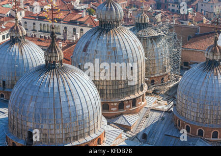 Venedig Italien Venedig Luftaufnahme von Kuppeln des Daches von Saint Mark's Basilika Basilika di San Marco Piazza San Marco Venedig Italien EU Europa Stockfoto