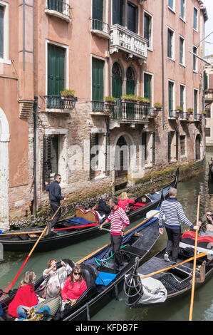 Venedig Italien Venedig viele Gondeln, die Touristen in einem kleinen Kanal in Venedig Italien eu Europa reisen Besetzt Stockfoto