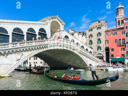 Rialto-brücke Venedig Italien Venedig Gondoliere mit Touristen in Gondeln unter die Rialto Brücke über den Canal Grande Venedig Italien EU-Europa Stockfoto