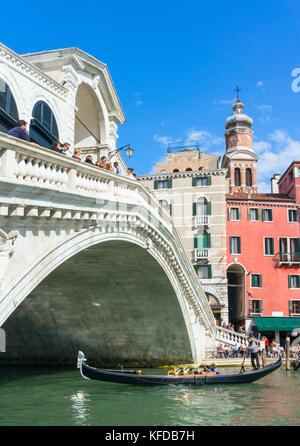 Venedig Italien Venedig Gondoliere mit Touristen in Gondeln unter die Rialto Brücke über den Canal Grande Venedig Italien EU-Europa Stockfoto