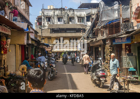 Verkehrsreichen Straße im Chor Bazaar, Mumbai, Indien Stockfoto