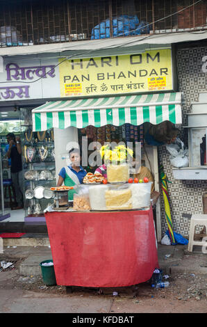 Essen Anbieter auf Colaba Straße in Mumbai, Indien Stockfoto