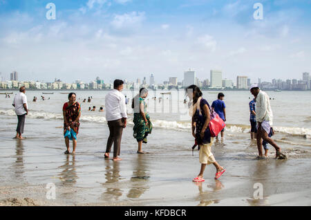 Menschen auf Girguam Chowpatty Beach in Mumbai, Indien Stockfoto