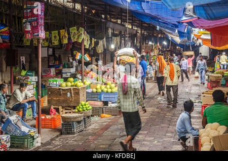 Die Leute an der Crawford Markt, Mumbai, Indien Stockfoto