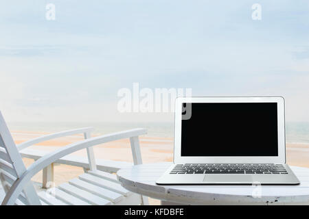 Mobile Arbeit Büro am Strand mit leeren Bildschirm Stockfoto
