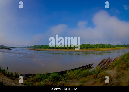 Kanu Safari hölzerne Ruderboote Pirogen auf dem rapti River. Chitwan Nationalpark, Nepal, Fischaugen-Effekt Stockfoto