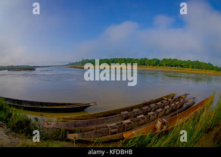 Kanu Safari hölzerne Ruderboote Pirogen auf dem rapti River. Chitwan Nationalpark, Nepal, Fischaugen-Effekt Stockfoto