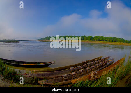 Kanu Safari hölzerne Ruderboote Pirogen auf dem rapti River. Chitwan Nationalpark, Nepal, Fischaugen-Effekt Stockfoto