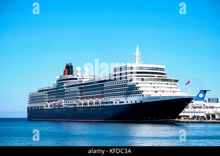 Die MS Queen Elizabeth im Hafen von Rhodos-Stadt, Rhodos Griechenland während einer Mittelmeerkreuzfahrt Stockfoto