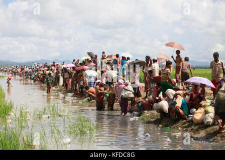 Neu Myanmars Minderheit rohingya Muslime, die aus Myanmar in Bangladesch gekreuzt angekommen, ruhen auf Böschungen, nachdem ich eine Nacht im OP Stockfoto