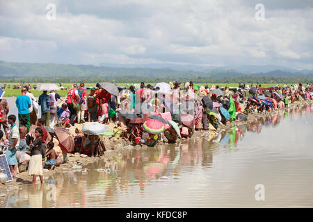 Neu Myanmars Minderheit rohingya Muslime, die aus Myanmar in Bangladesch gekreuzt angekommen, ruhen auf Böschungen, nachdem ich eine Nacht im OP Stockfoto