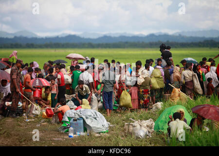 Neu Myanmars Minderheit rohingya Muslime, die aus Myanmar in Bangladesch gekreuzt angekommen, ruhen auf Böschungen, nachdem ich eine Nacht im OP Stockfoto