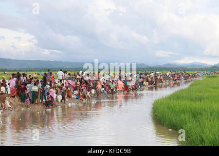 Neu Myanmars Minderheit rohingya Muslime, die aus Myanmar in Bangladesch gekreuzt angekommen, ruhen auf Böschungen, nachdem ich eine Nacht im OP Stockfoto