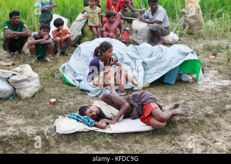 Neu Myanmars Minderheit rohingya Muslime, die aus Myanmar in Bangladesch gekreuzt angekommen, ruhen auf Böschungen, nachdem ich eine Nacht im OP Stockfoto