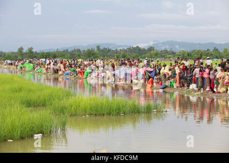 Neu Myanmars Minderheit rohingya Muslime, die aus Myanmar in Bangladesch gekreuzt angekommen, ruhen auf Böschungen, nachdem ich eine Nacht im OP Stockfoto