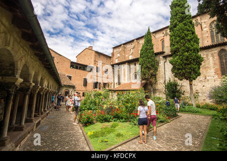 Kreuzgang der Stiftskirche Saint-Salvi in Albi, Frankreich. Stockfoto