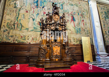 Die Basilika Santa Maria Maggiore, mit einer ursprünglichen romanischen Griechischen Kreuzes planen und Dekoration aus dem 17. Jahrhundert im Barockstil renoviert Stockfoto