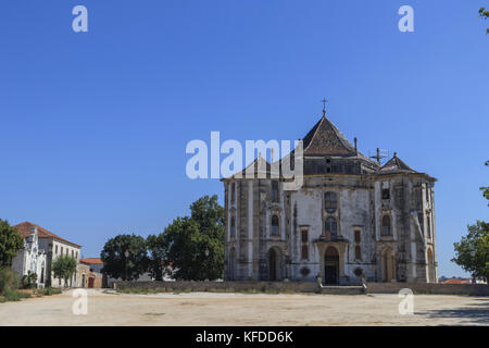 Ansicht der vorderen Fassade des Santuario do Senhor Jesus da Pedra in der Pfarrei Santa Maria in der Nähe von Obidos, Portugal. Stockfoto