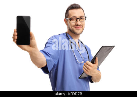 Arzt mit einer Zwischenablage zeigt ein Telefon auf weißem Hintergrund Stockfoto