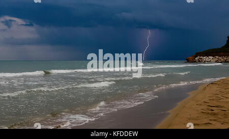 Gewitter am ionischen Meer an der Südostküste Siziliens, avol, Italien Stockfoto