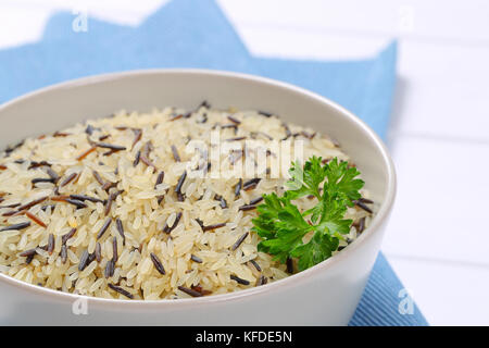 Schüssel mit Wildreis auf Blau Platzdeckchen-up schließen Stockfoto