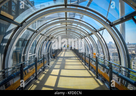 Gläserne tunnel im Centre Pompidou, Paris, Frankreich. Stockfoto