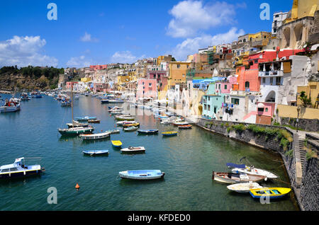 Hafen mit angelegten Boote und bunten waterfront Gebäude auf dem Hügel mit Blick auf das Wasser. Procida, in der Flegrean Inseln vor der coas Stockfoto