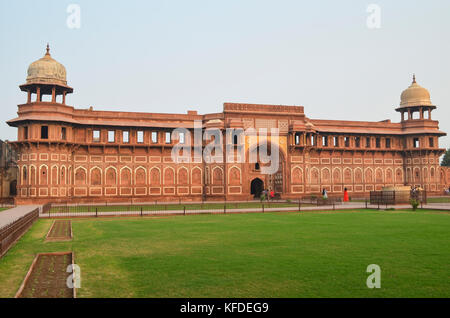 Außenansicht des Jahangir Palast im 16. Jahrhundert Roten Fort in Agra, Indien. Stockfoto