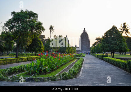 Sewu, ein aus dem 8. Jahrhundert Mahayana-buddhistischen Tempel in Prambanan Tempel komplex. Silhouette eines Stupa Turm vor dem Sonnenuntergang. Stockfoto