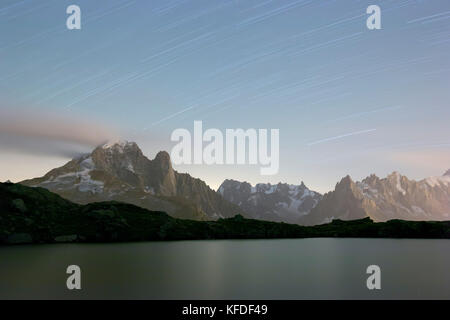 Sternweg auf den felsigen Gipfeln von Les drus und Aiguille Verte, Lacs De Cheserys, Chamonix, Haute Savoie, Frankreich Stockfoto