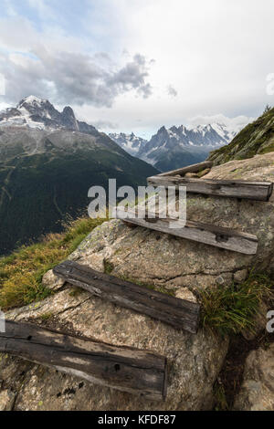 Aiguille du dru, Aiguille Verte und Dent Du Geant vom Fußweg nach Lacs De Cheserys von Argentiere, Haute Savoie, Frankreich Stockfoto