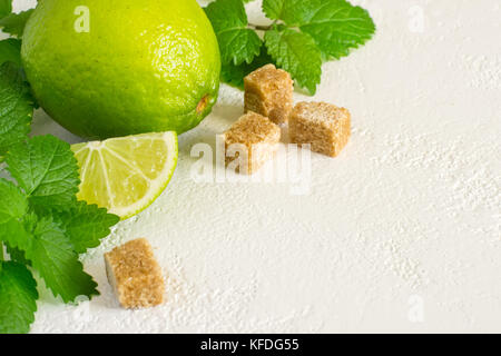 Zutaten zum Kochen Mojito auf weißem Hintergrund mit kopieren. Selektiver Fokus Stockfoto