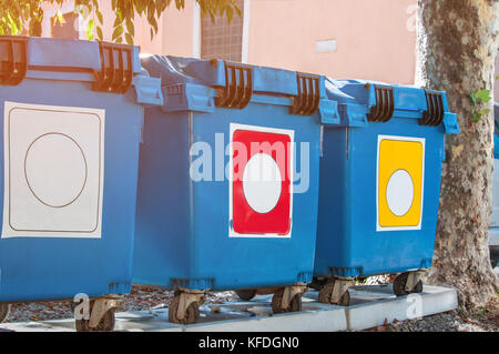 Behälter für das Sammeln und Sortieren von verschiedenen Arten von Abfällen bis zum Recycling in der Stadt. Die horizontalen Rahmen. Stockfoto