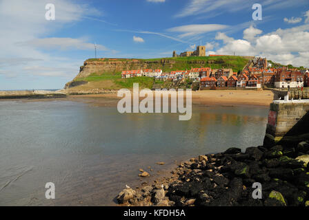 Whitby Abbey und St. Mary's Church auf der East Cliff, von der anderen Seite des Hafeneingangs aus gesehen. Stockfoto