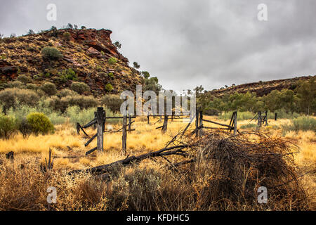 Ein verlassenes Gebirge in der Nähe des Kings Canyon, Northern Territory, Australien Stockfoto