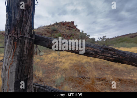 Ein verlassenes Gebirge in der Nähe des Kings Canyon, Northern Territory, Australien Stockfoto