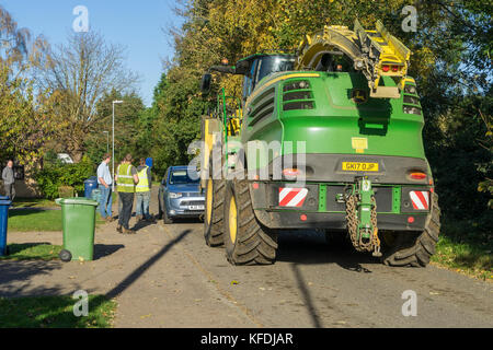 Geparkten Auto blockieren Straße für landwirtschaftliche vehical Stockfoto